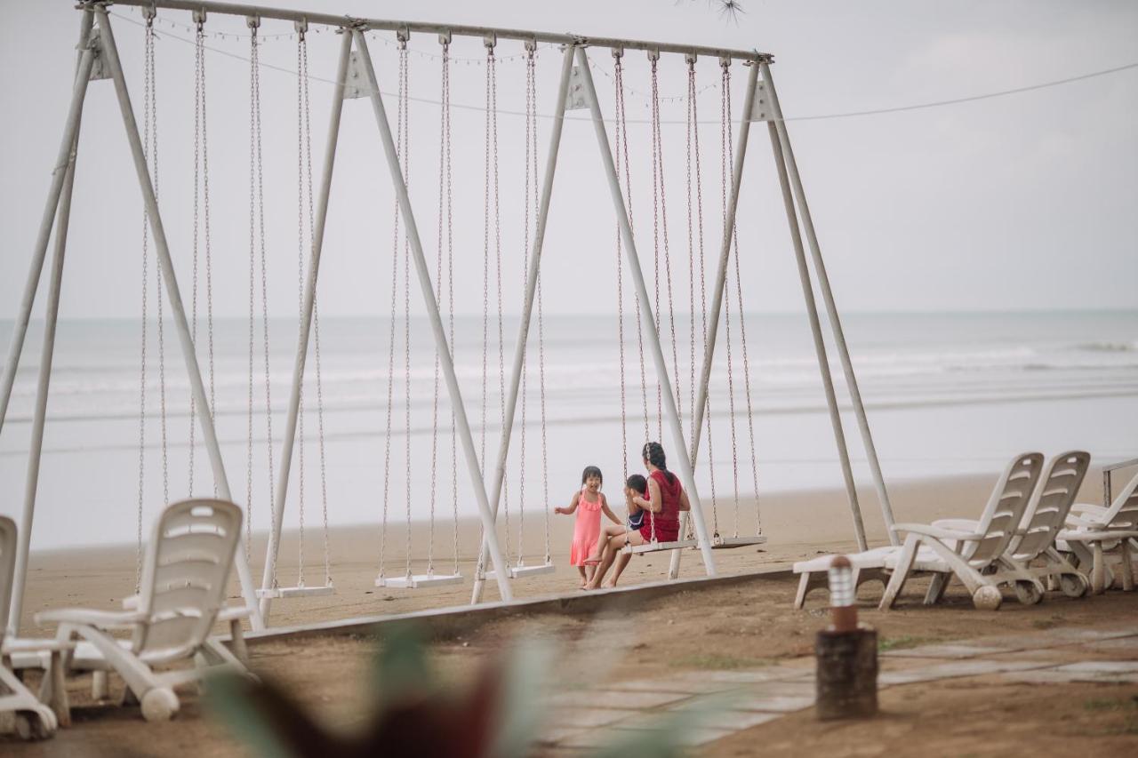 Roxy Sematan & Telok Serabang Exterior foto